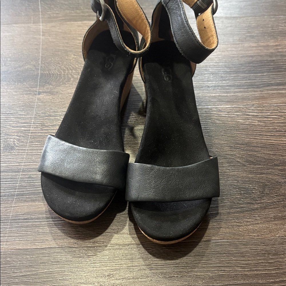 UGG women’s Zoe wedge sandals - Picture 2 of 6